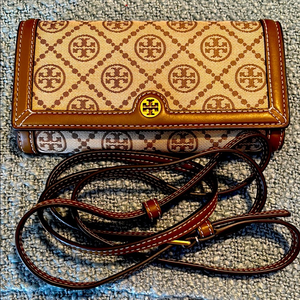 Tory Burch Brown and Tan Women's crossbody wallet on a chain. NWOT.